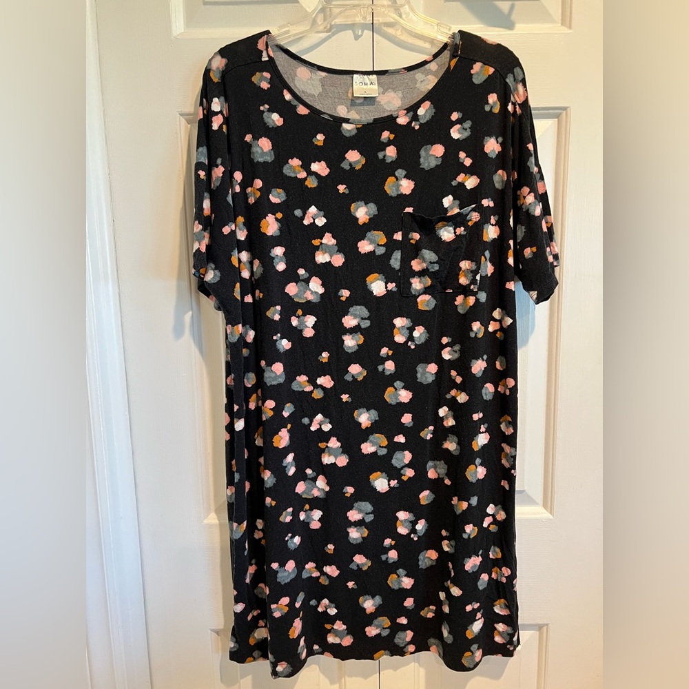 SOMA Multicolored Nightgown 🖤🩷 w Scoop Neck and Short Sleeves